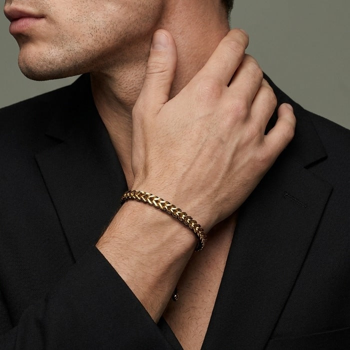 Spiked Yellow Gold & Black en la muñeca